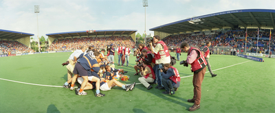 123550 Afbeelding van het Nederlandse mannen-hockeyteam, wereldkampioen na de met 3-2 gewonnen finalewedstrijd tegen ...